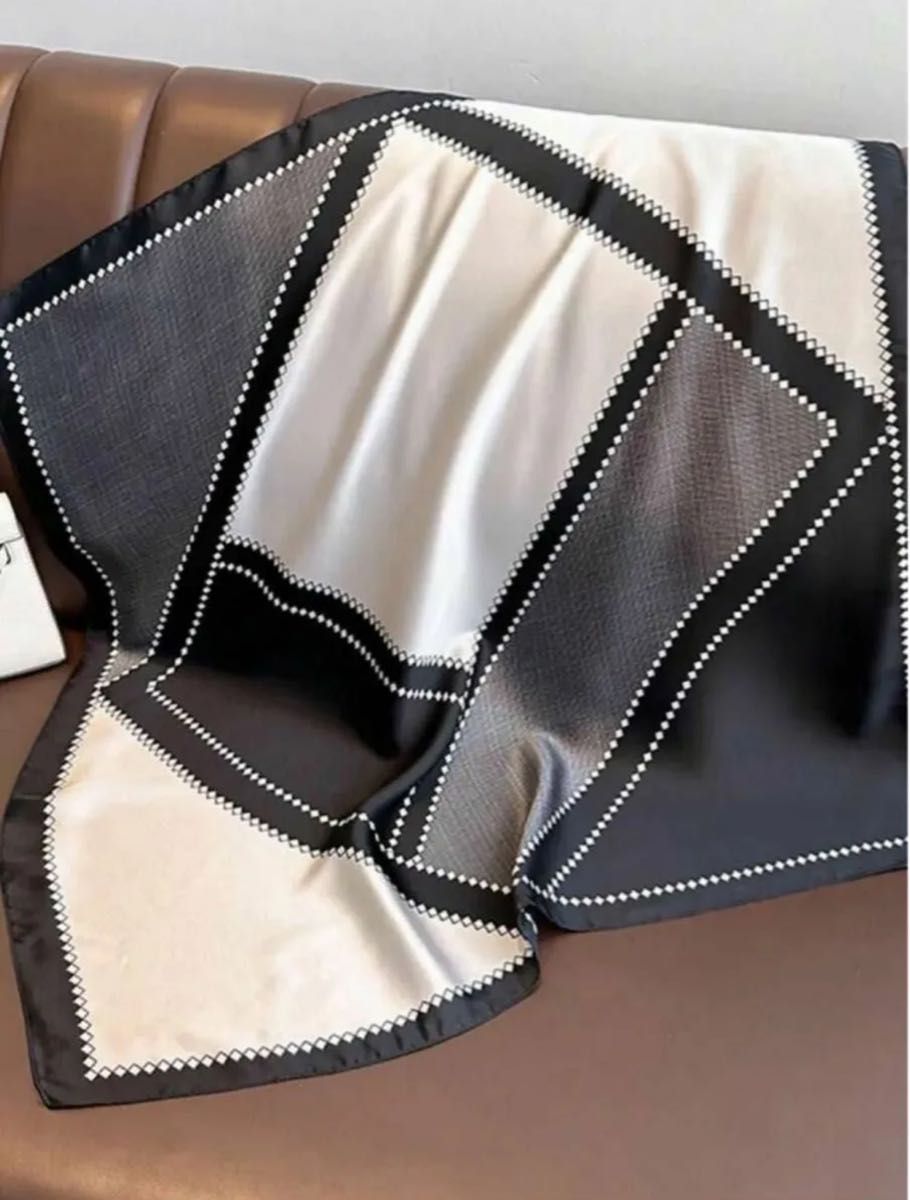ストール・スカーフ・黒×白・ドット・シルクタッチ・シックな印象・70×70cm 紫外線対策・カバンに結んだり・ギフトにも！