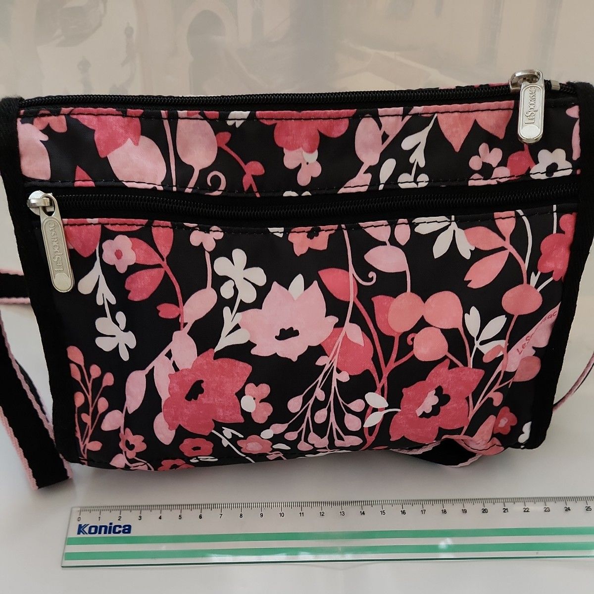 【美品】LeSportsac ショルダーバッグ 花柄　ミニショルダーバッグ　 レスポートサック　黒