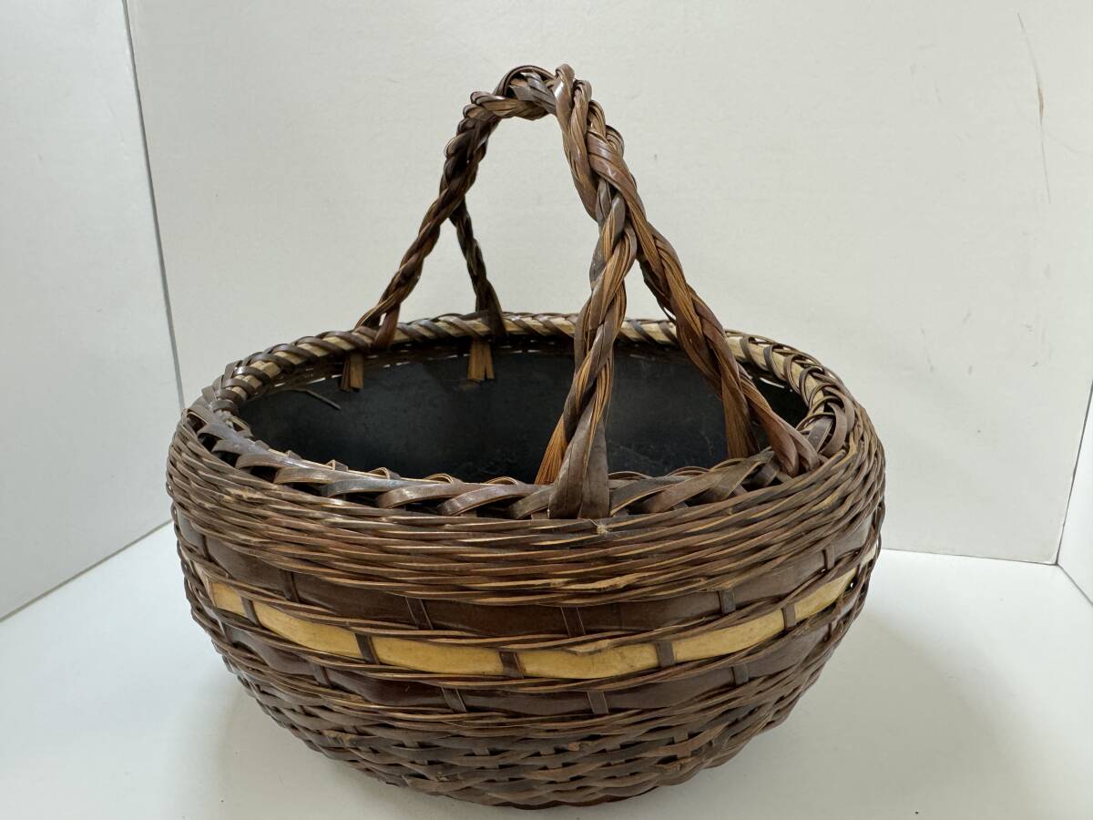 22102■炭籠 炭かご 篭 竹製 内面は鉄(ブリキ？) 約26x26cm 高さ23㎝/保管品_画像1