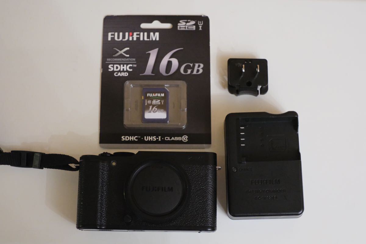 富士フイルム (FUJIFILM) X-M1 ミラーレスカメラ（ボディのみ）_充電器やSDカードをお付けします