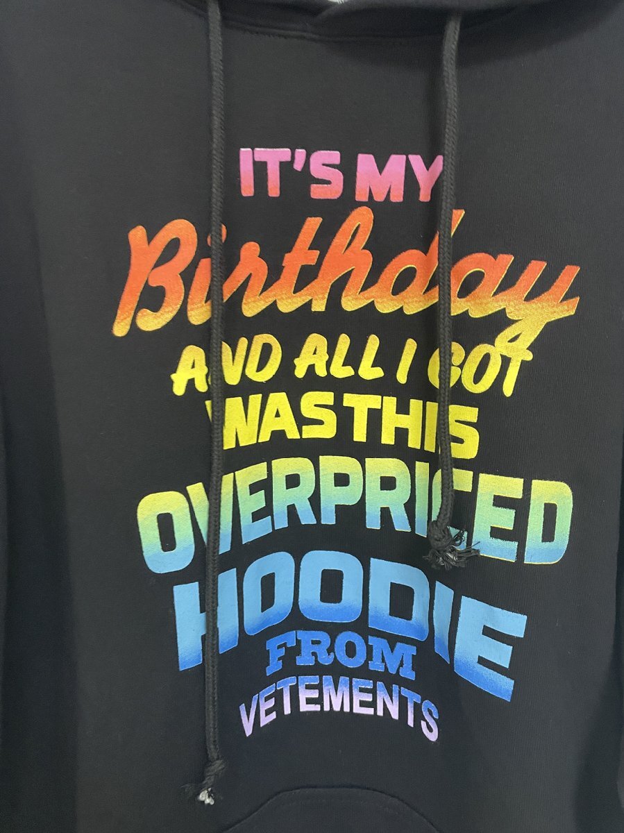 VETEMENTS ヴェトモン パーカーOVERPRICED BIRTHDAY' HOODIE UE54HD28OBBLACKRAINBOWS ブラック 人気 中古 Ｍサイズ_画像2