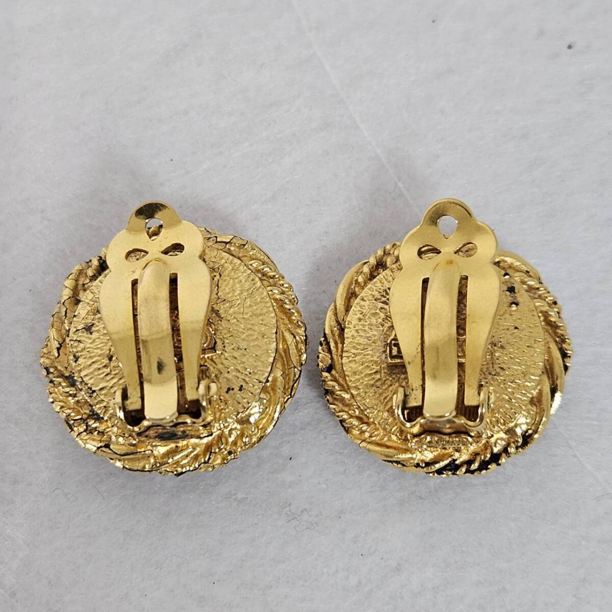 [1 jpy start ]CHANEL Chanel stamp equipped Tiger I earrings C5561
