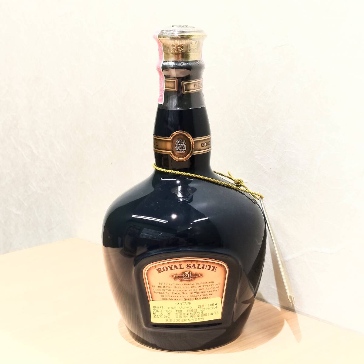 【N-19618】1円～ ROYAL SALUTE ロイヤルサルート21年 青陶器ボトル スコッチウイスキー 43度 700ml 古酒_画像3