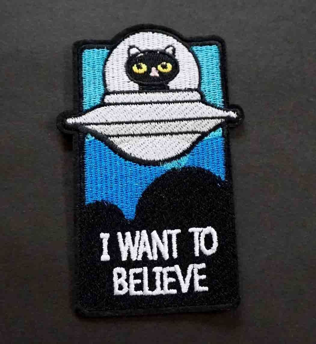 《萌黒猫UFO隊長》縦長■新品『I WANT TO BELIEVE』■ ネコ UFO ■刺繍ワッペン■サバゲー ミリタリー ファッション■洋服・衣類・衣服DIY_画像1