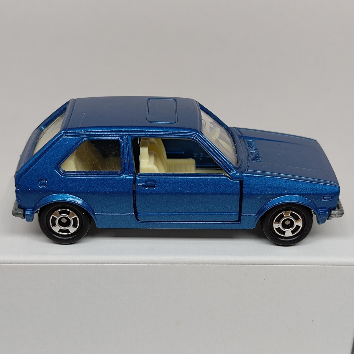 No.F5-2-2 export for special order Tomica Volkswagen Golf GLE 1/56 made in Japan loose blue side printing less specification 