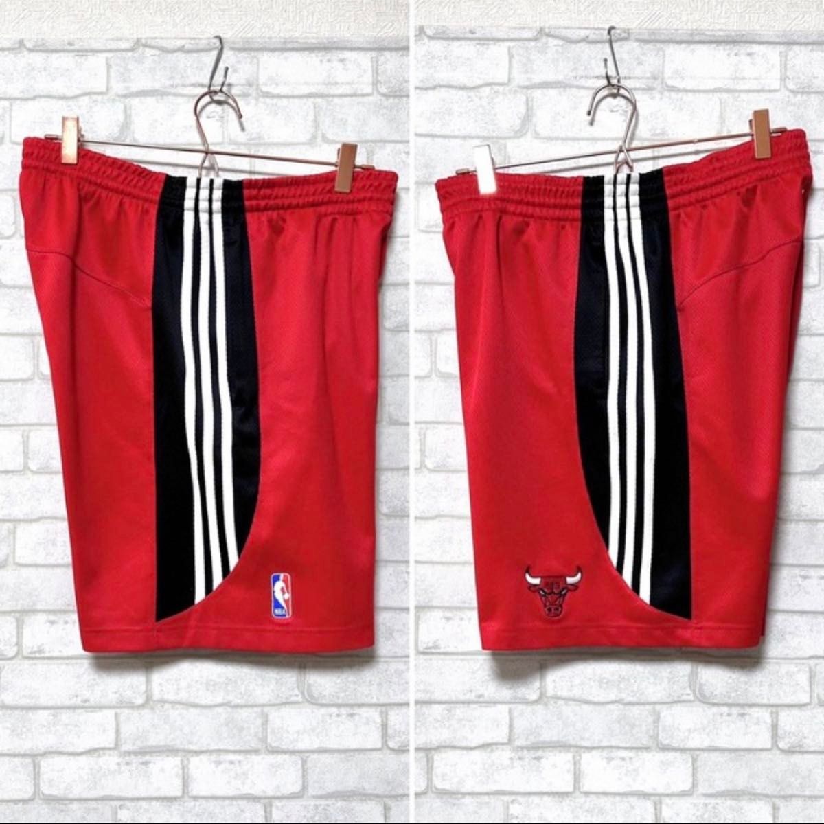 adidas × NBA シカゴ・ブルズ バスパン ハーフパンツ 刺繍ロゴ adidas × NBA シカゴ・ブルズ バスパン ハーフパンツ 刺繍ロゴ
