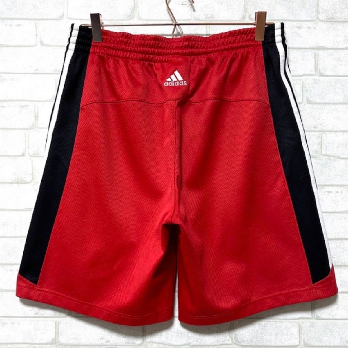 adidas × NBA シカゴ・ブルズ バスパン ハーフパンツ 刺繍ロゴ adidas × NBA シカゴ・ブルズ バスパン ハーフパンツ 刺繍ロゴ