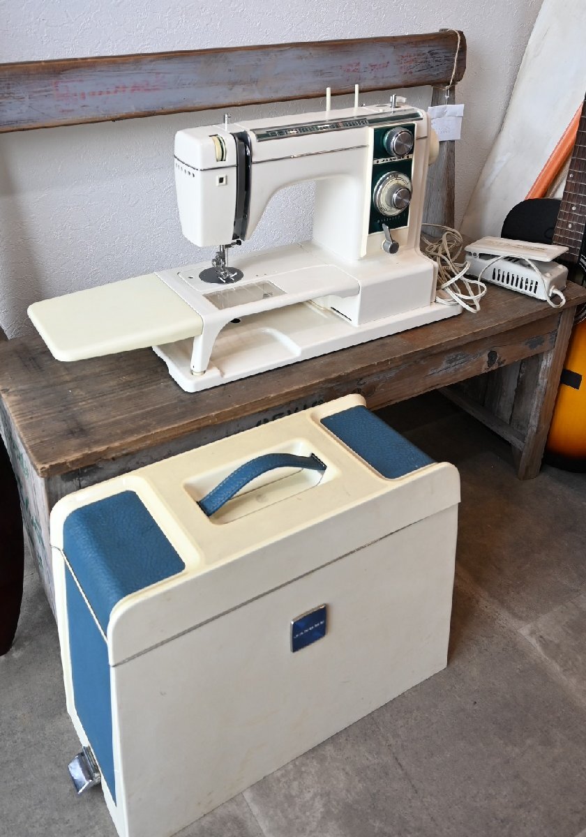 0 Janome pretty sewing machine model 813 green x white retro Showa era Vintage old tool. gplus Hiroshima 2405i