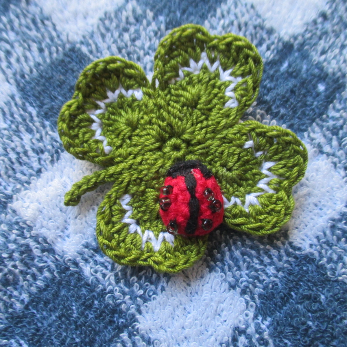 ハンドメイド☆レース編み 幸せを呼ぶ四つ葉のクローバー、てんとう虫のコサージュ、ブローチ①の画像3