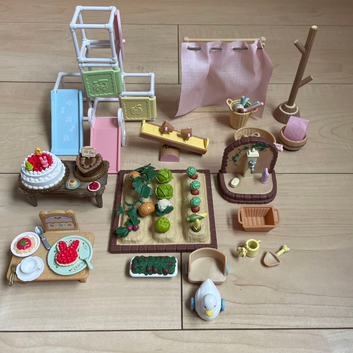 シルバニアファミリー  デザイナースタジオ　街のおしゃれなマイルーム　ショコラウサギのお姉さん人形 タウンシリーズ　