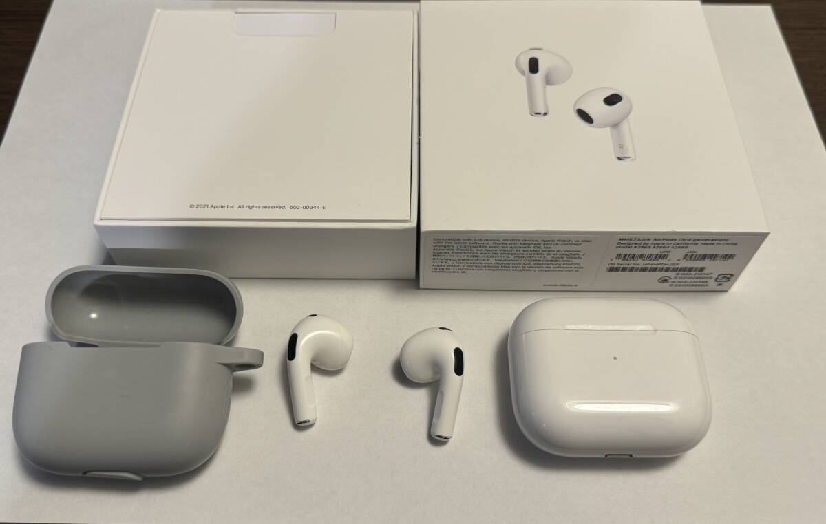 Apple AirPods （第3世代 エアーポッズ） ワイヤレスヘッドフォン Lightning充電ケース付き_画像1