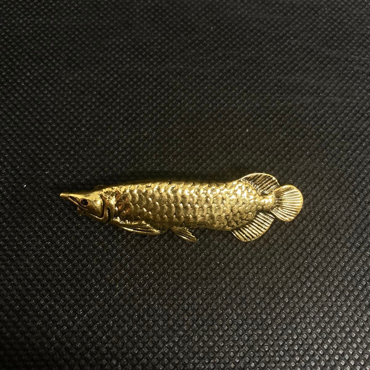 【アロワナ】ブローチ 金属製 高品質 ゴールド 古代魚 バッジ ピンバッジ 置物 アクセサリー ラグジュアリー  魚 置き物