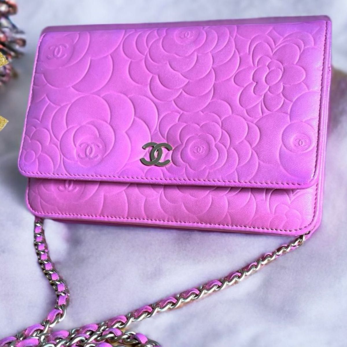 24B レア! カメリア柄が可愛い【CHANEL】チェーンウォレット レアCHANEL カメリアチェーンウォレットレア色ココマーク