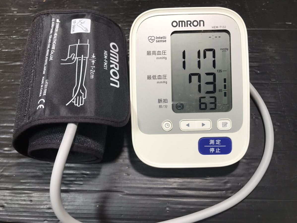 051704 OMRON オムロン 上腕式血圧計 HEM-7132 乾電池で使用可能_画像1