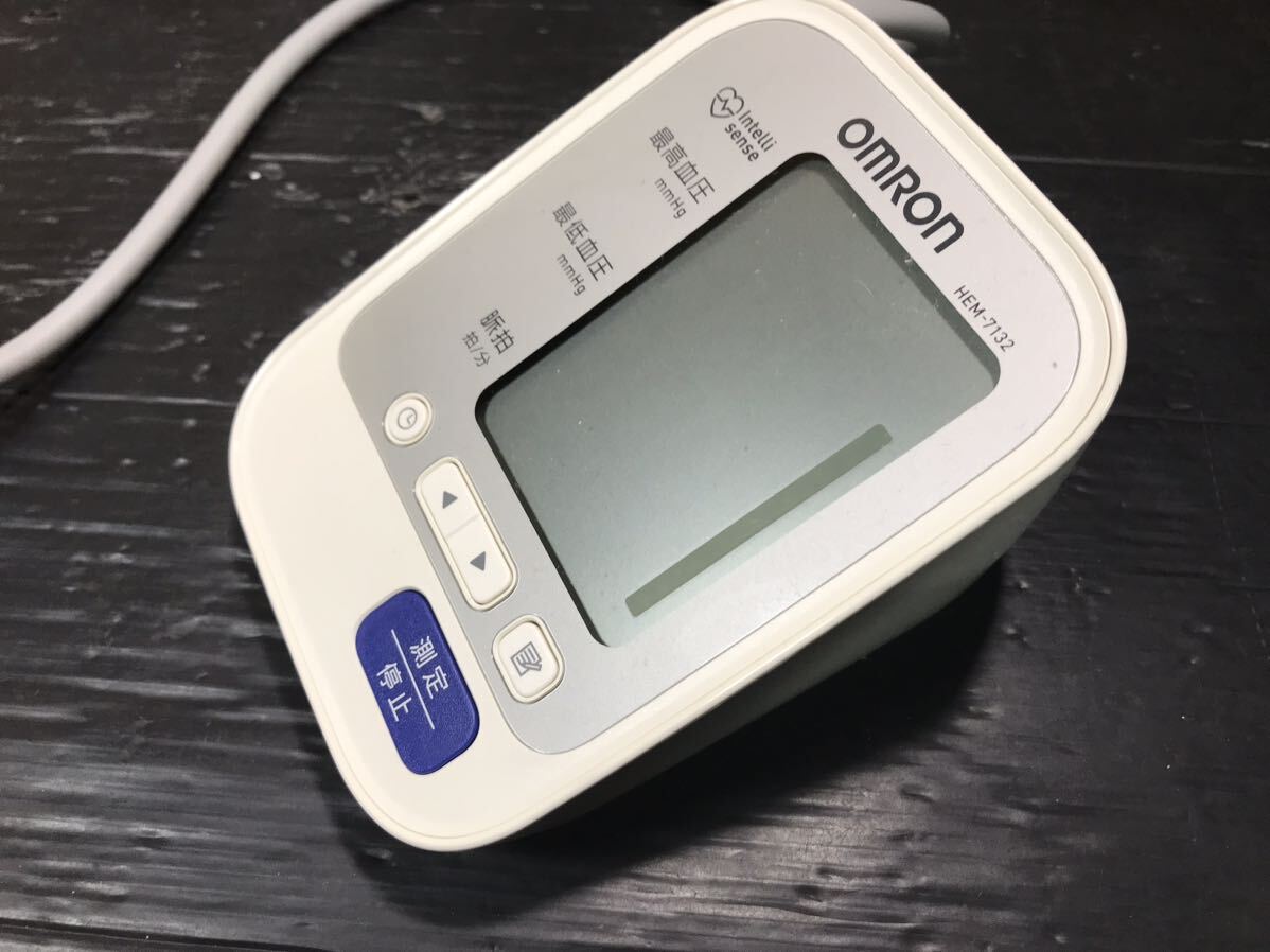 051704 OMRON オムロン 上腕式血圧計 HEM-7132 乾電池で使用可能_画像5