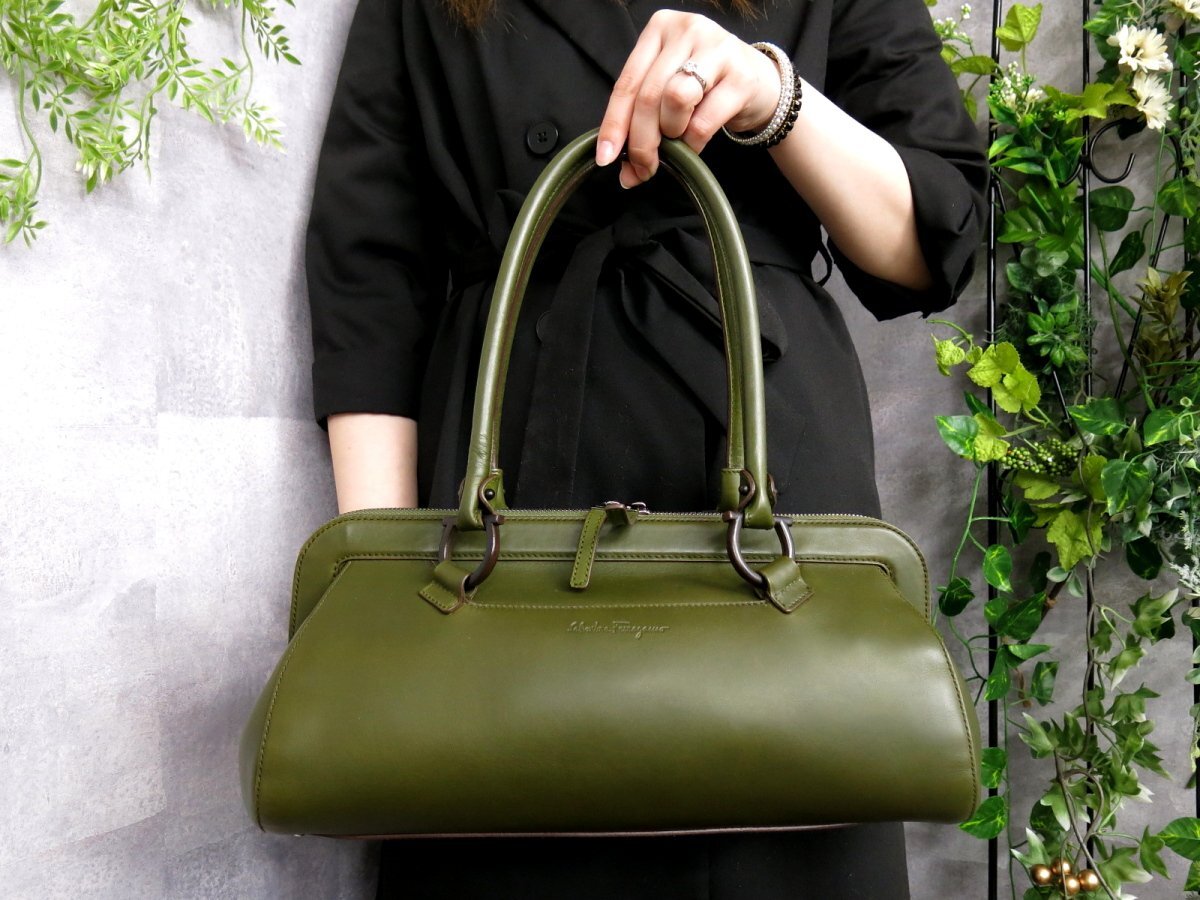 * super-beauty goods *Salvatore Ferragamo Ferragamo * gun chi-ni* wood parts * car f leather original leather * handbag * olive green *Js46549