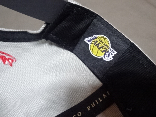 USA購入 激レア【Mitchell & Ness】製 NBAバスケ ロサンゼルス レイカーズ【Los Angeles Lakers】ロゴ刺繍入りキャップ_画像9