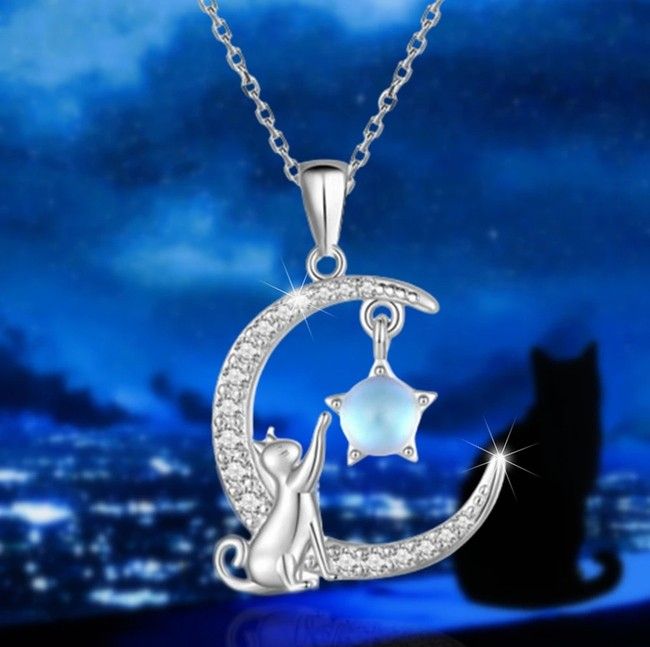 送料無料！(ゆうパケ)三日月ダイヤを触る銀色猫ペンダント・ねこモチーフネックレス・おしゃれかわいいクリスタル
