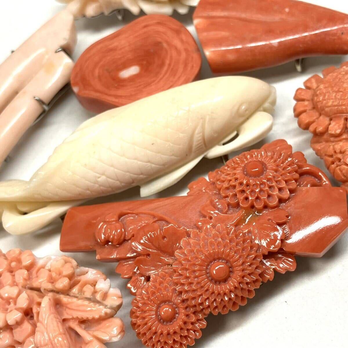 ［珊瑚帯留8点おまとめ］m 重量約98.0g 珊瑚 サンゴ コーラル coral 彫刻 鯉 魚 赤 朱 桃 枝 帯留 帯 和装小物 ブローチ broach CE0 _画像2