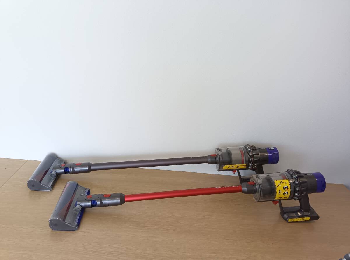 ☆【EM823】ｄyson　ダイソン　SV12　2台セット　コードレスクリーナー掃除機　ジャンク品_画像2