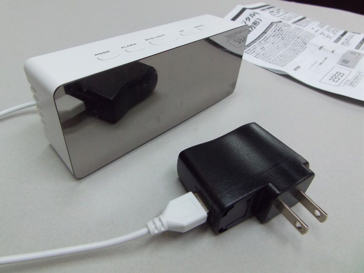 ダイソー　 デジタル置き 時計　USB用コンセント　電池　説明書付き