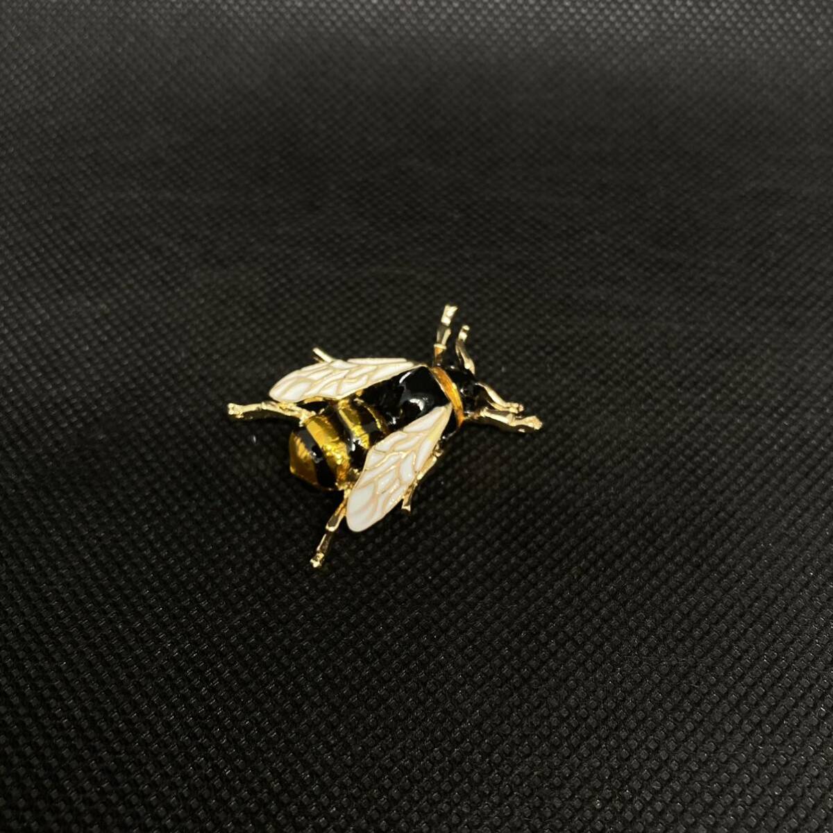 【蜜蜂】ブローチ 蜂 金属製 魔除け 幸福 みつばち ピンバッジ バッジ bee 