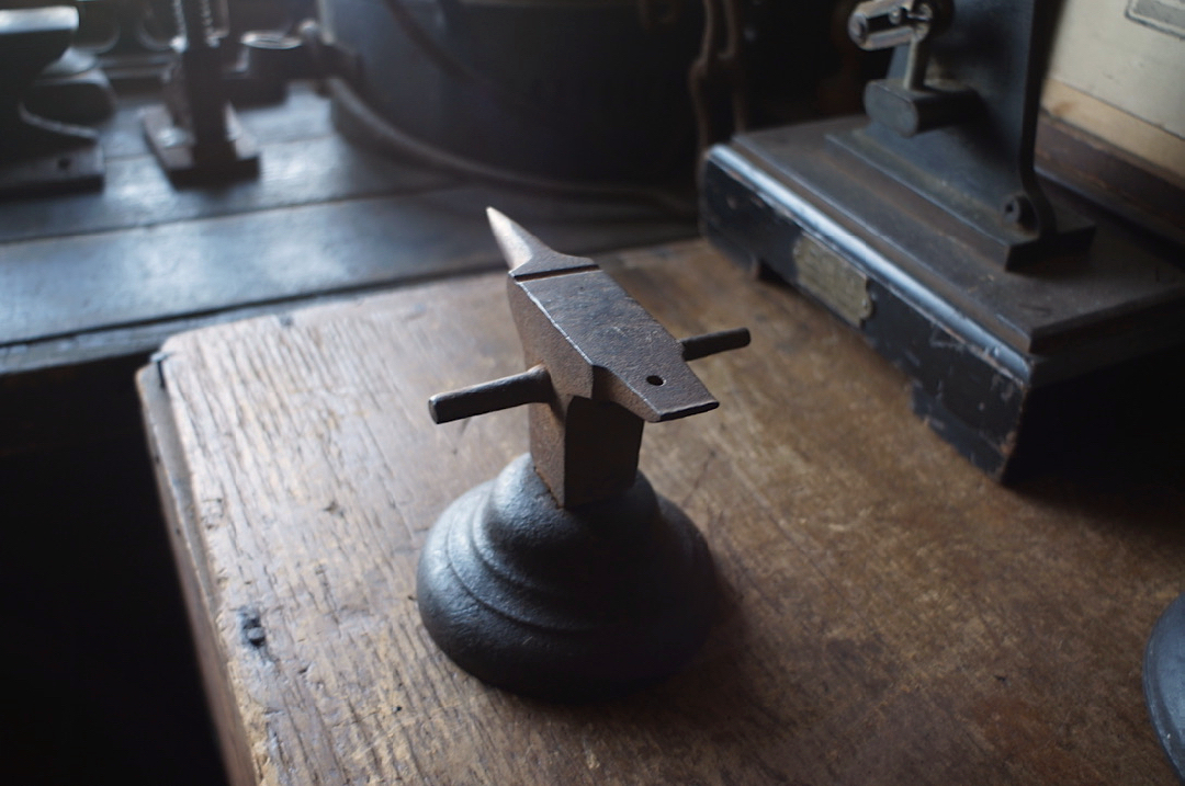 古い鋼鉄の彫金打ち台 アンビル 板金 造形 銀細工 時計整備 精密作業 _画像1