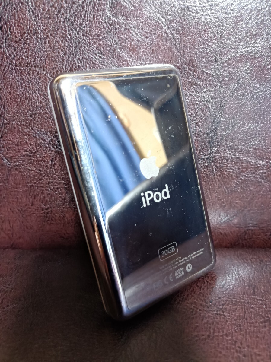 Apple iPod classic A1136 (第5世代) 30GB ホワイト ジャンク コード付 アップル_画像3