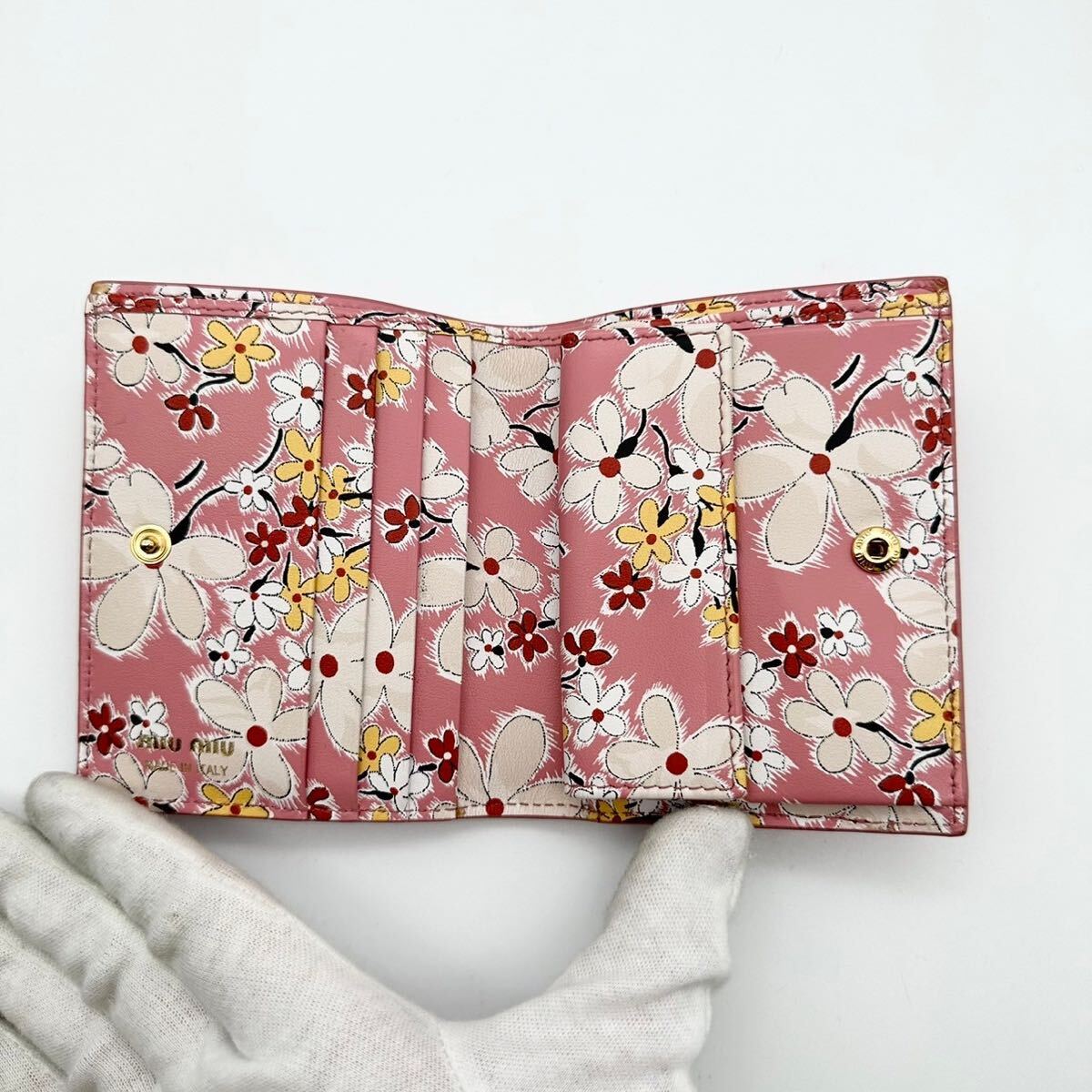 MIUMIU ミュウミュウ 二つ折り財布 ピンク 花柄 シボ革 ゴールド MIUMIU ミュウミュウ 二つ折り財布 ピンク 花柄 シボ革 ゴールド