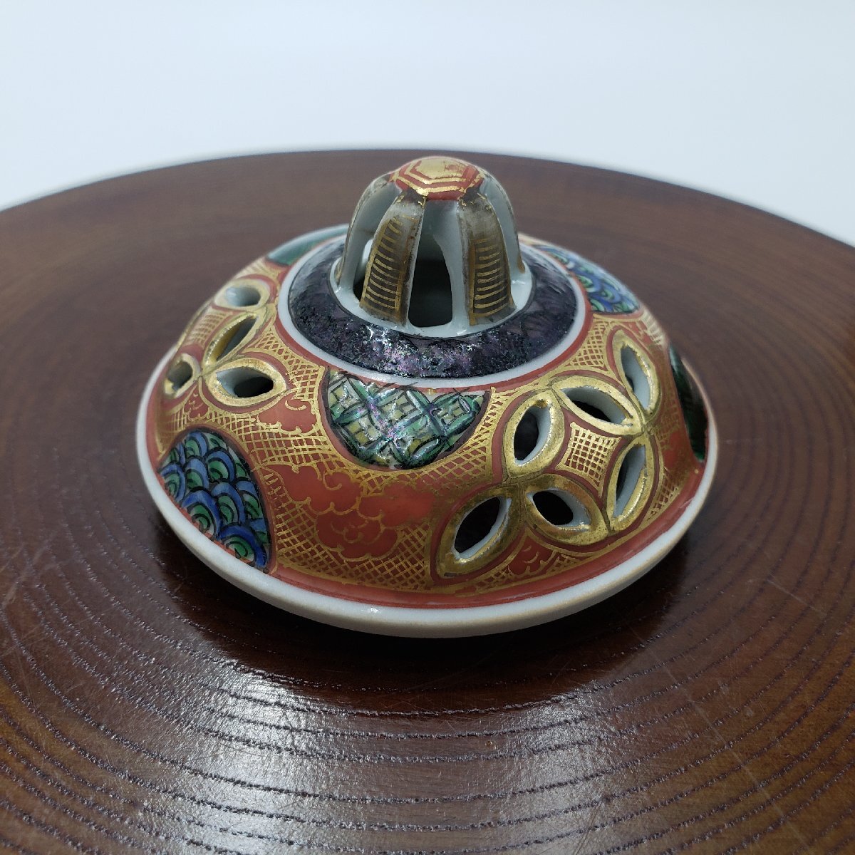 九谷焼 庄三 香炉 金彩色絵 赤絵金彩 古美術 美術品 三足香炉 香 九谷焼 庄三 香炉 金彩色絵 赤絵金彩 古美術 美術品 三足香炉 香