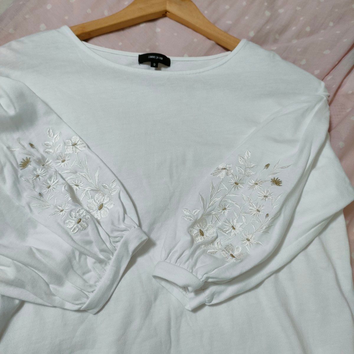 COMME CA ISM　コムサイズム　 ホワイト カットソー Tシャツ　七分袖　白　大人かわいい　刺繍　日焼け対策　夏　トップス