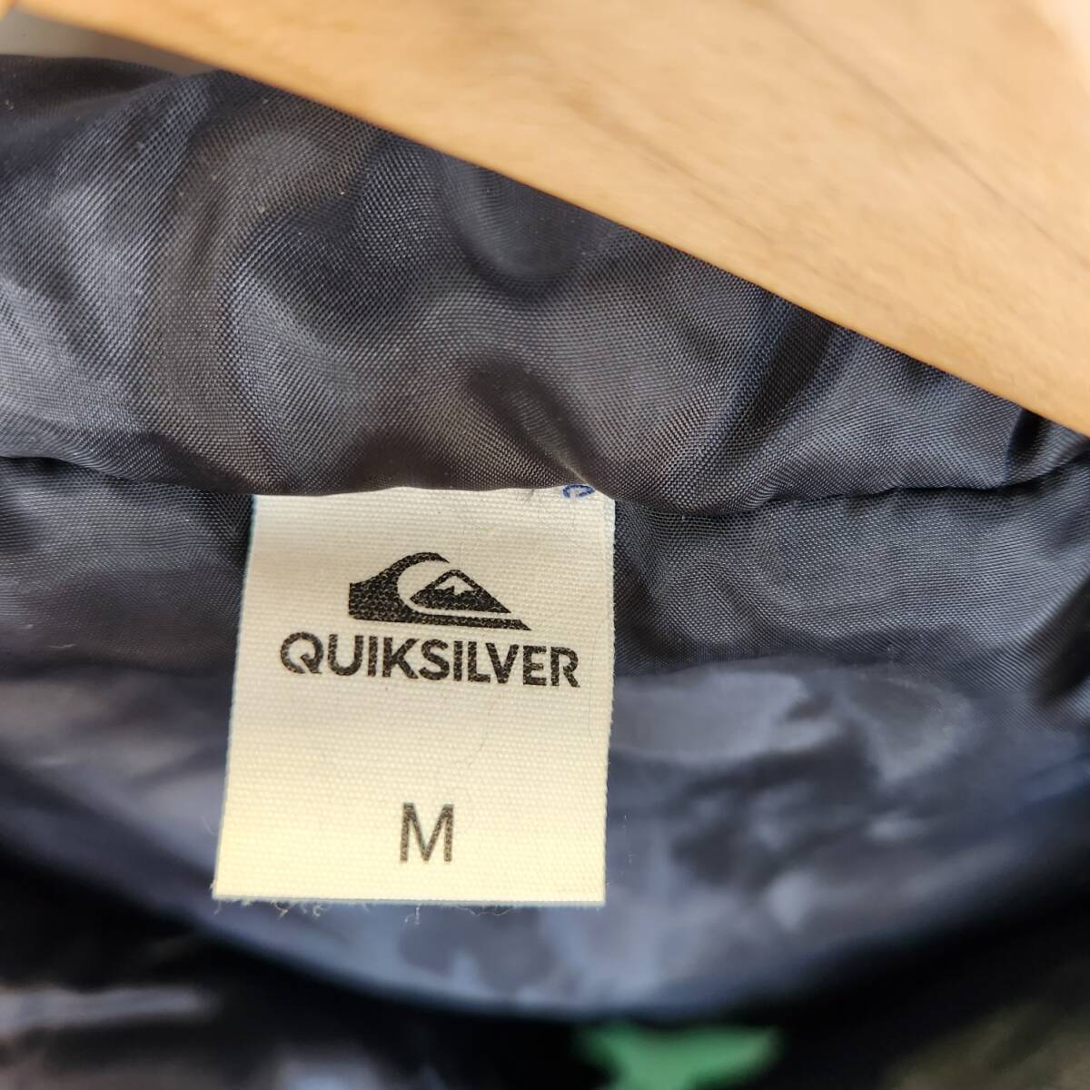 にA0009　古着 アウター　QUIK SILVER 古着 中綿 パーカー ダウンジャケット 総柄 Mサイズ_画像4