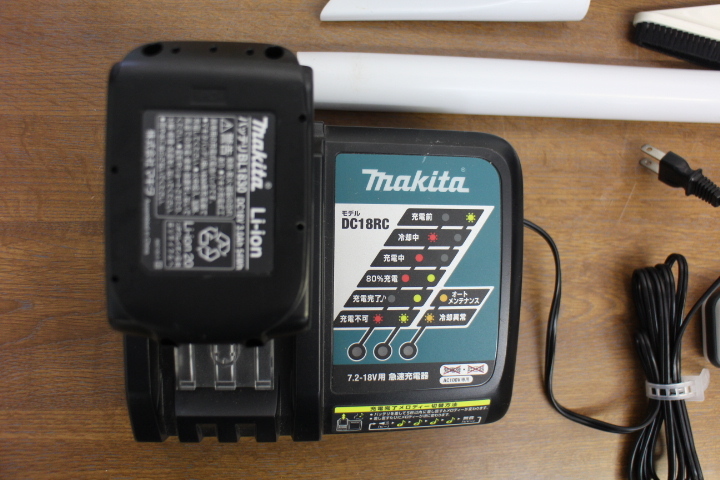 のK3343　　makita　マキタ　充電式クリーナー　CL182FD　バッテリ＆充電器付き_画像2