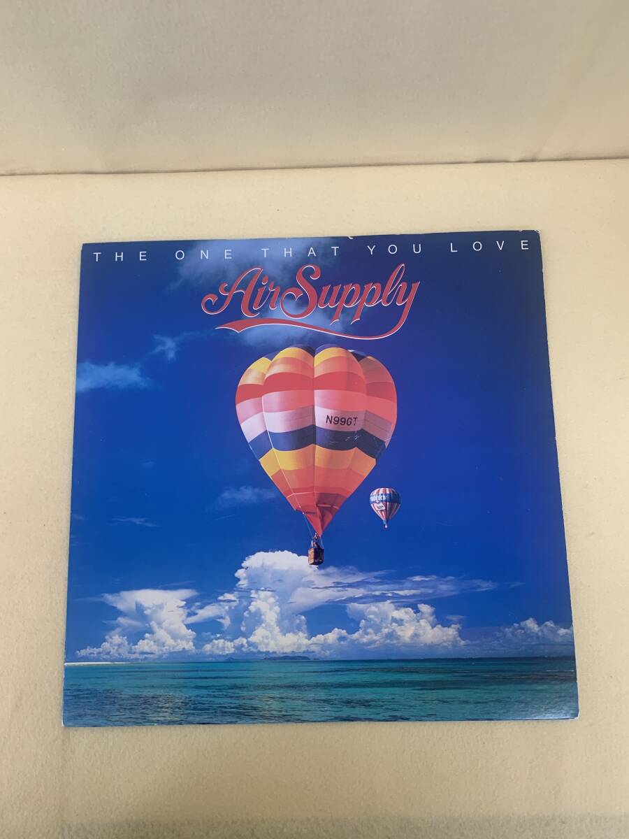 ね0225　レコードLP盤　THE ONE THAT YOU LOVE　AIR SUPPLY_画像2