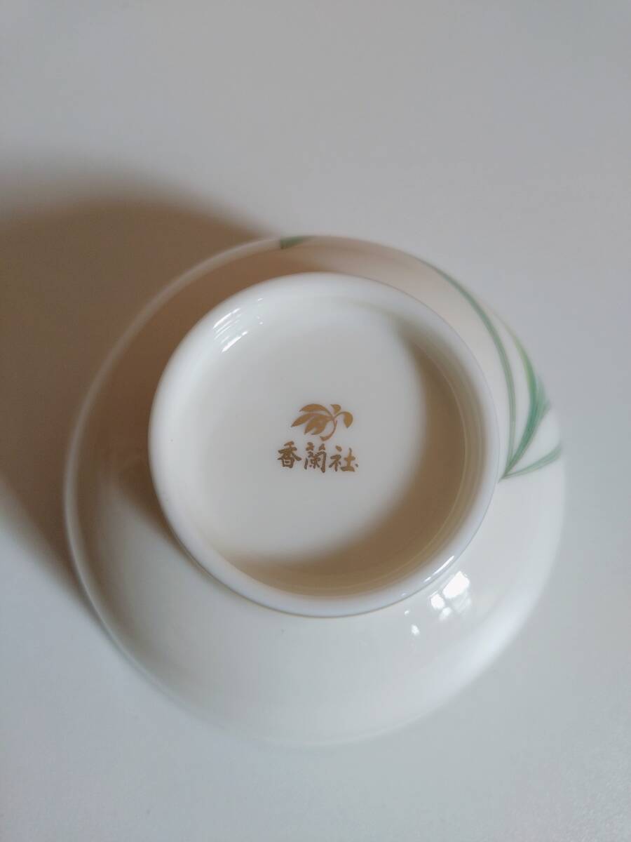 香蘭社 食器 まとめ 和食器 小皿 湯呑 茶器 カップ 銘々皿 アンティーク 高級 花絵 和風 お茶碗 箱付き_画像5