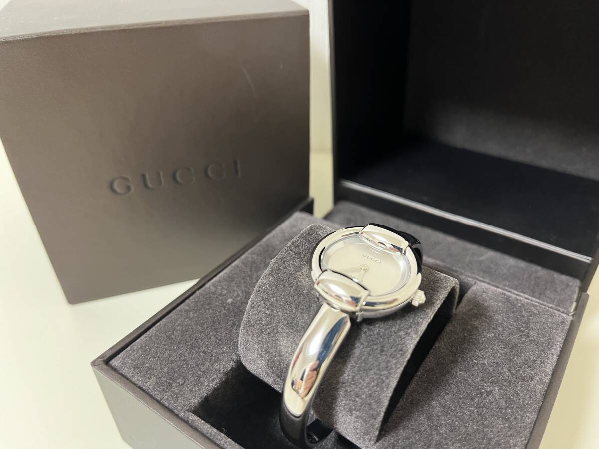 未使用 GUCCI グッチ レディース 腕時計 1400L 白文字盤 シルバー 箱付き バングルウォッチ クォーツ時計の画像1