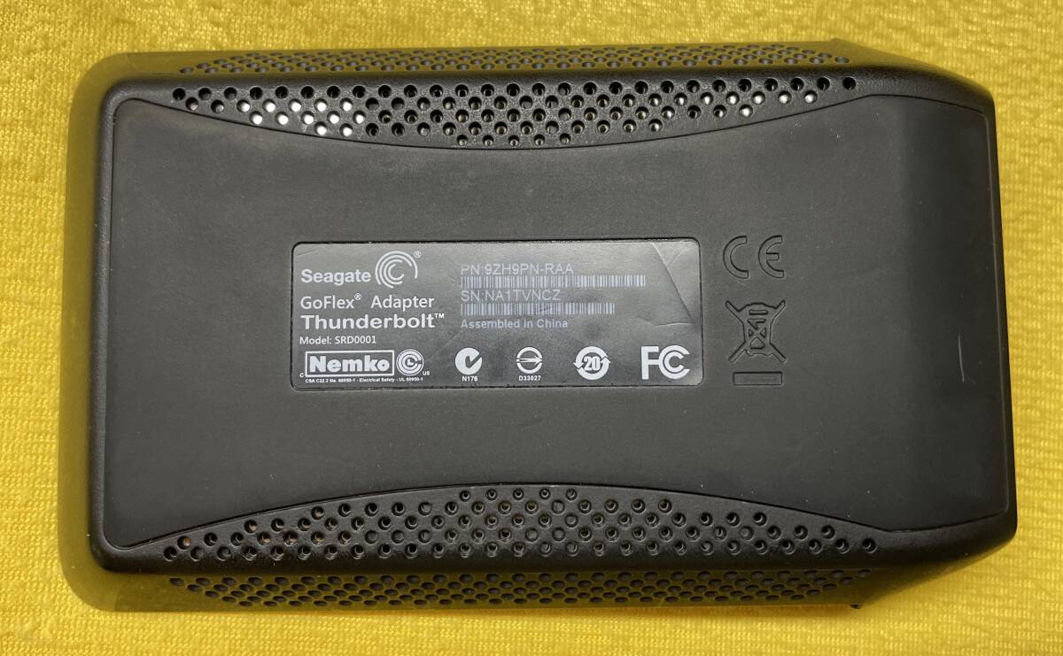 GoFlex Seagate Thunderbolt Adapter SRD0001 (Thunderbolt 2 Mac для установленный снаружи SATA 2.5 дюймовый HDD or SSD для адаптер ) исправно работает б/у товар 