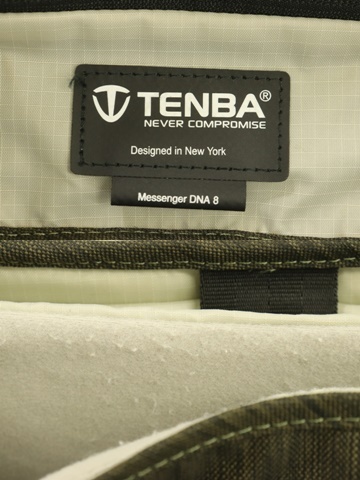 【中古】 TENBA メンズメッセンジャーバッグ - メッセンジャーバッグ カメラバッグ TENBA - カーキ ロゴ_画像5