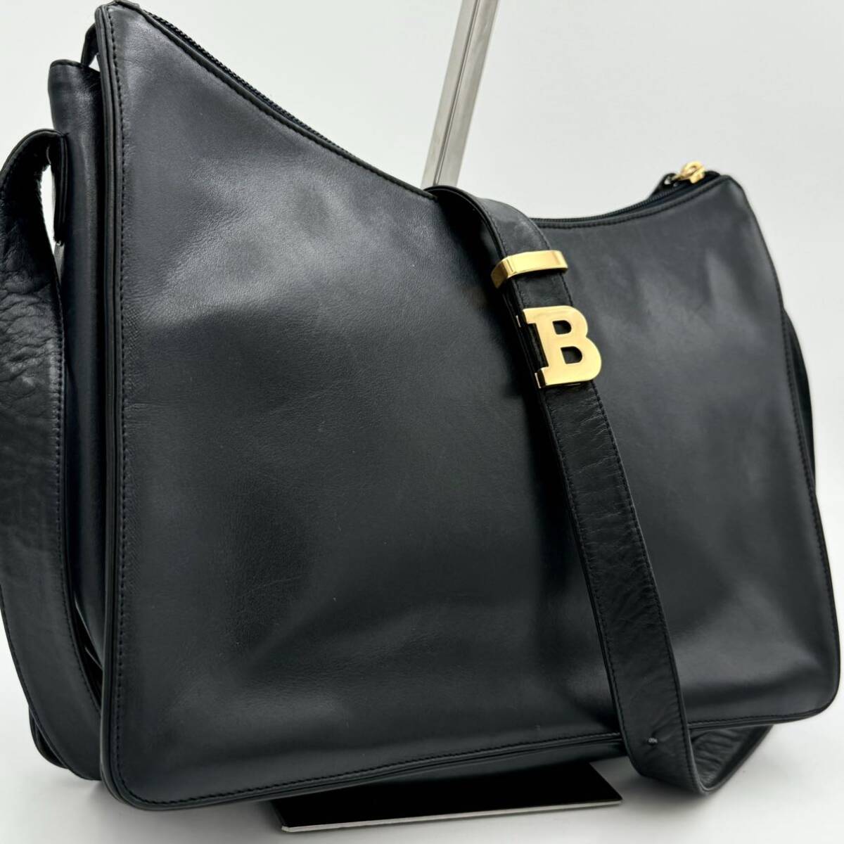 美品 ●BALLY バリー ショルダーバッグ サコッシュ ボディバッグ 斜め掛け Bロゴ 黒 ブラック 金 ゴールド 本革 レザー メンズ 通勤 通学_画像1