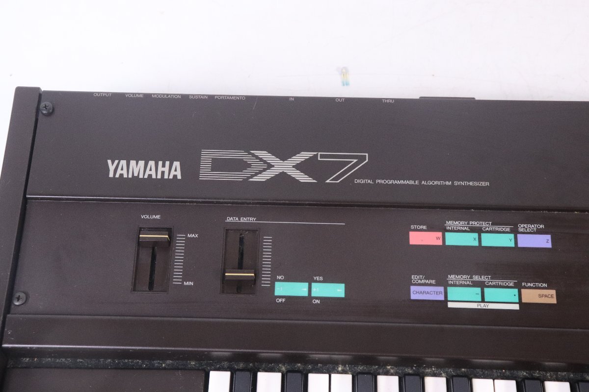 【ト足】 YAMAHA ヤマハ デジタルキーボード MODEL DX7 楽器 鍵盤楽器 音楽 ピアノ 電子ピアノ ハードケース付き CE762CTT10の画像2