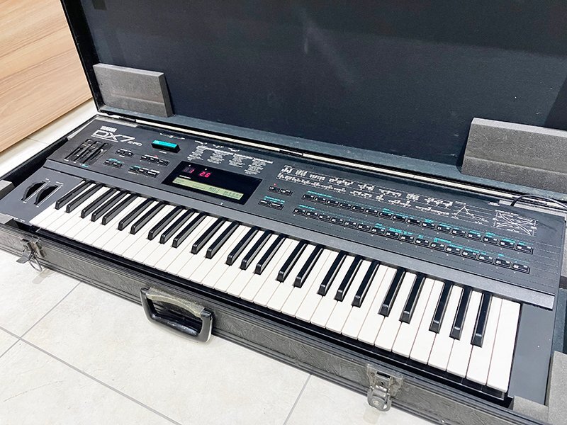 【え沖】MD000BOD14 YAMAHA ヤマハ シンセサイザー 初代 DX7 ハードケース付き キーボードの画像1