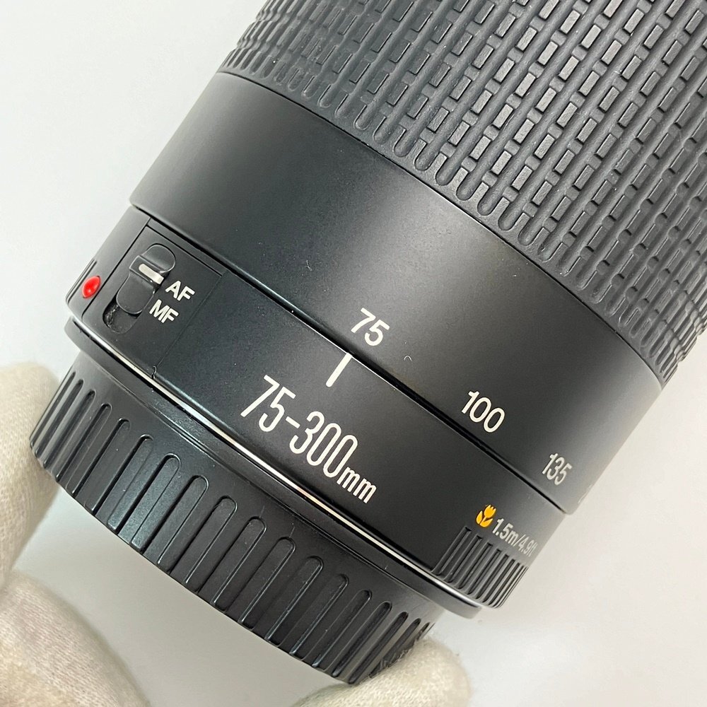 A) 【ジャンク扱い】Canon キャノン カメラ レンズ ULTRASONIC ZOOM LENS EF 75-300mm 1:4-5.6Ⅱ HAKUBA MC SKYLIGHT カバー 中古 現状渡し_画像3