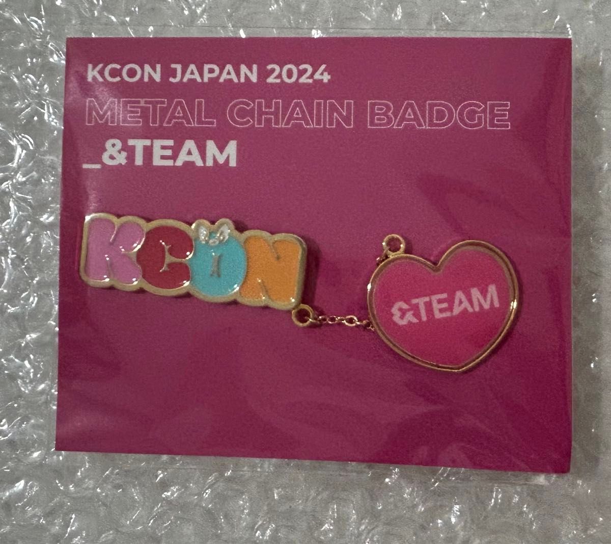 &TEAM KCON JAPAN 2024 メタルチェーンバッジ ピンバッジ