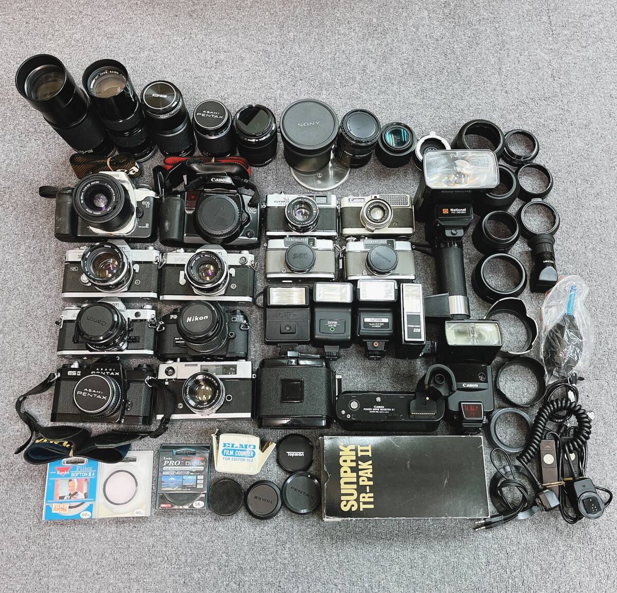 F：大量 カメラ レンズ アクセサリーなど まとめて（キャノン AE-1・オリンパス PEN・アサヒペンタックス・ニコン・ヤシカなど色々）の画像1