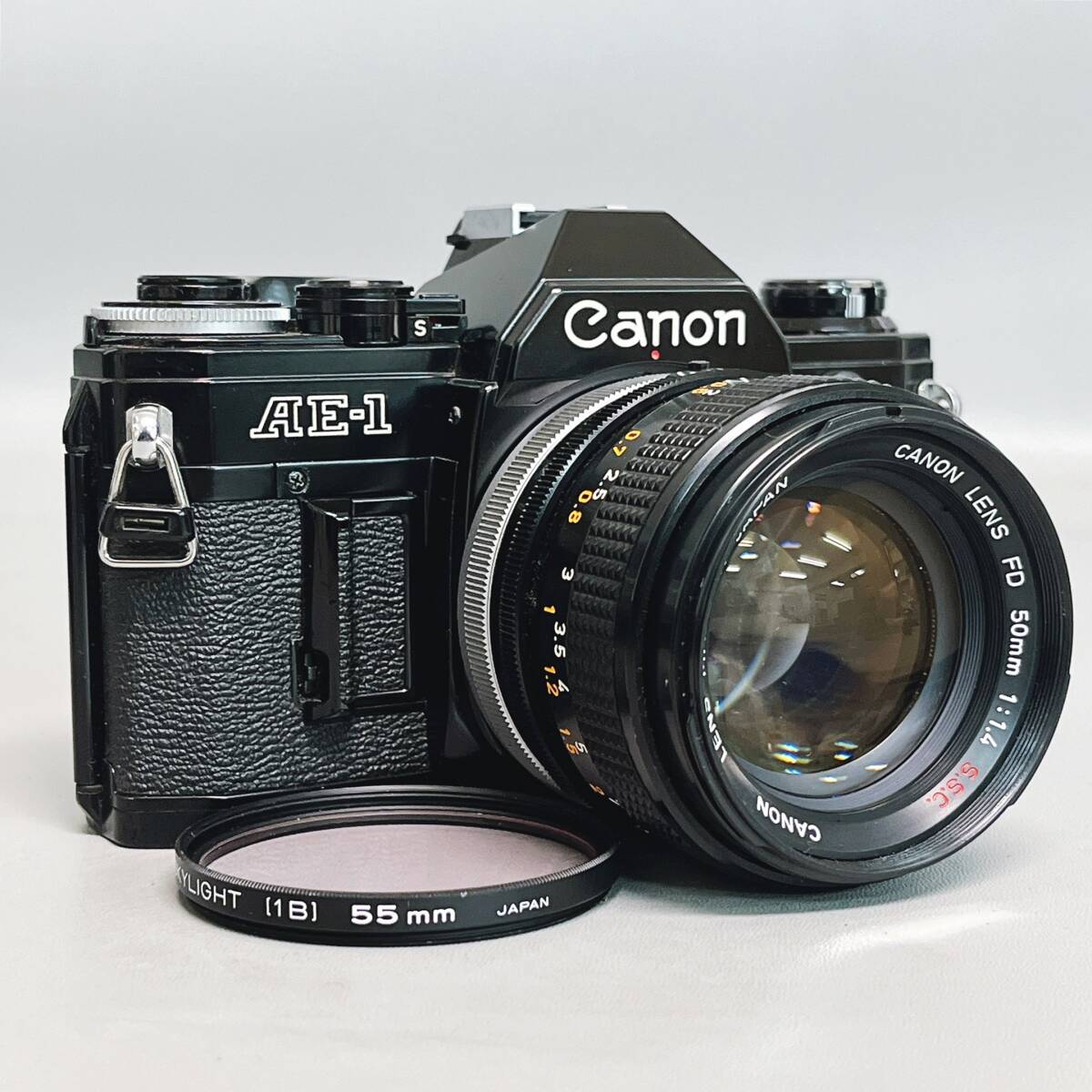 キャノン AE-1 フィルム一眼レフカメラ ブラックボディ フィルター付き（CANON FD 50㎜ 1：1.4 SSC）_画像1