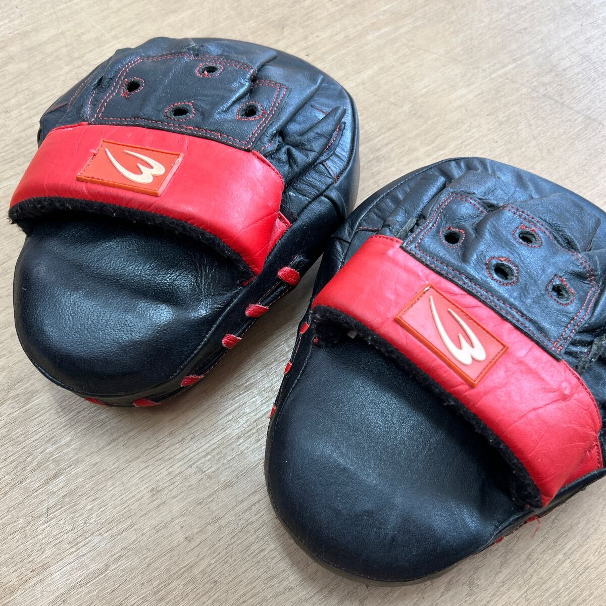 BODYMAKER body Manufacturers punching mitt black × red black red color boxing combative sports karate training exercise 