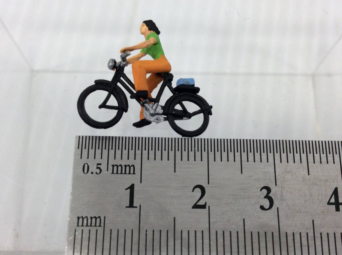 ミニチュア フィギュア　自転車に乗る女性　【D-04】_画像5