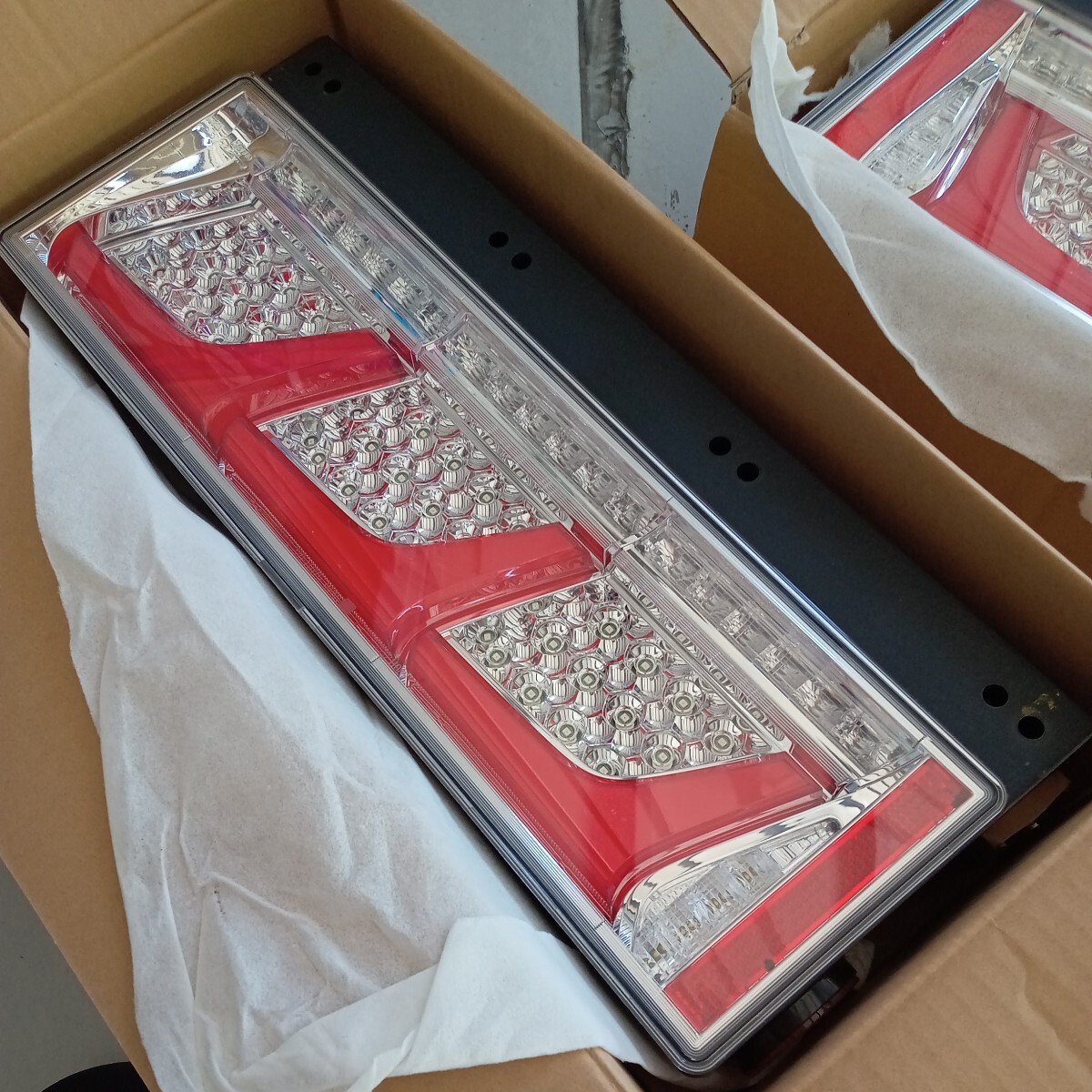 新車外し】トラック用 オールLEDリアコンビネーションランプ 3連 新車外し】トラック用 オールLEDリアコンビネーションランプ 3連