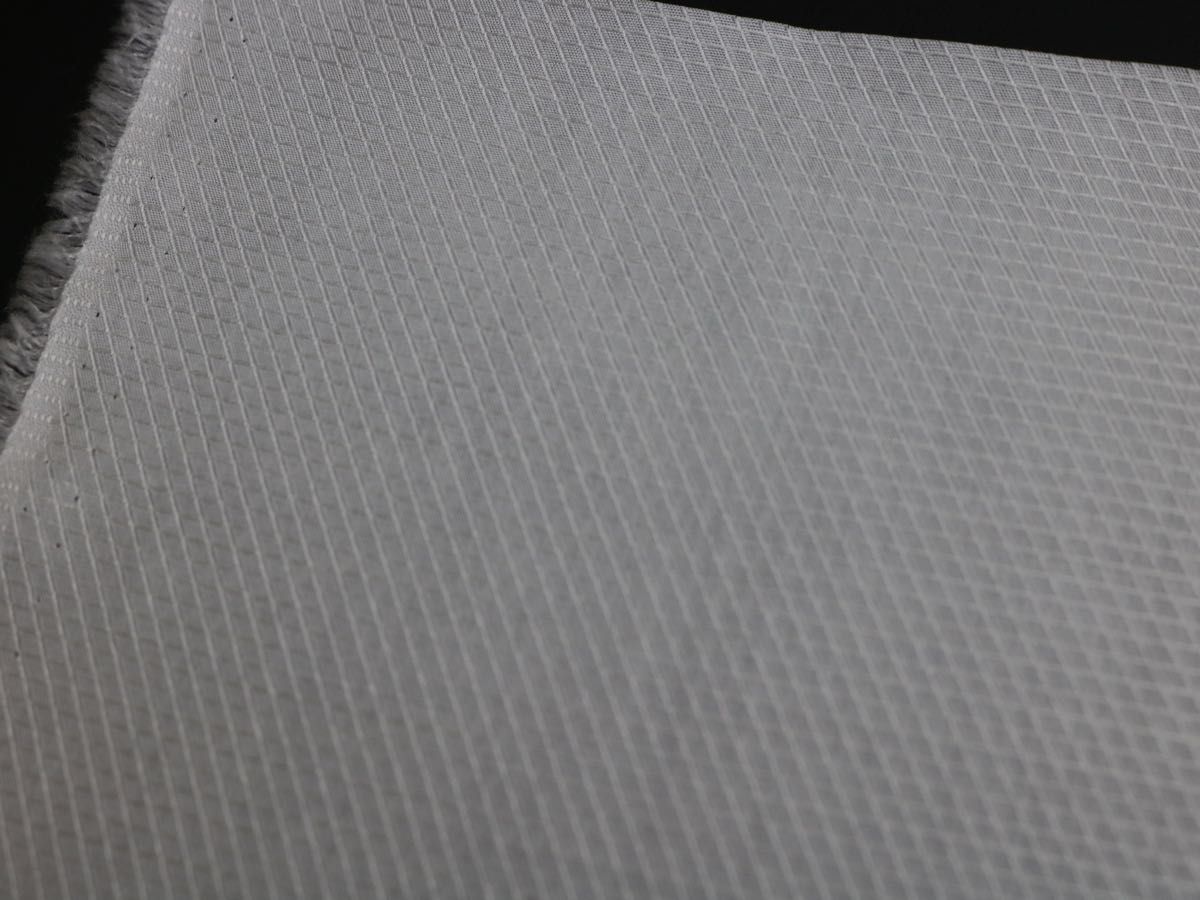 1187  メッシュ柄ドビー　　綿 100%                    サイズ 112cm巾 長さ3ｍ　カラー オフ