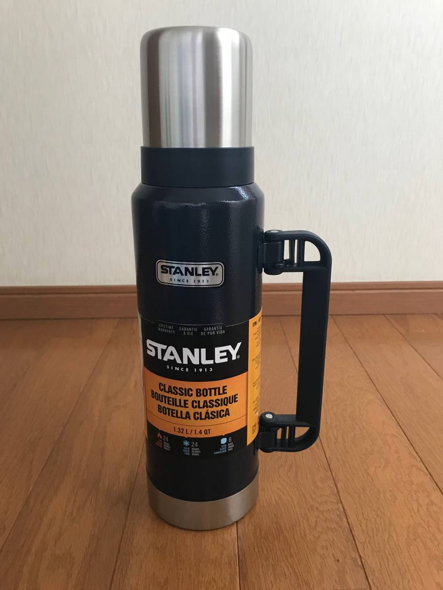 新品 STANLEY スタンレイ ステンレス製 真空 断熱 クラシック ボトル 紺 1.32L 保温 保冷 キャンプ アウトドア スポーツ_画像1